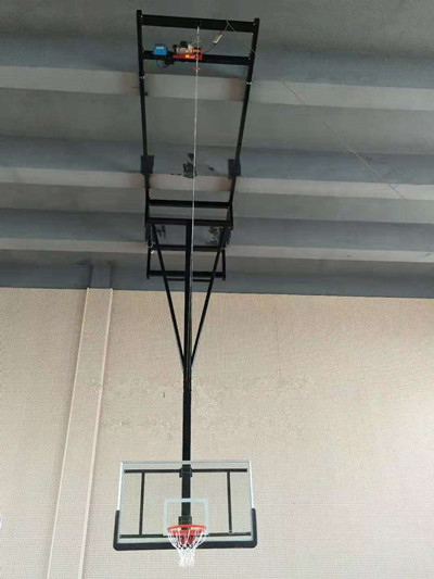 最新室内篮球运动场馆安装电动悬挂式篮球架案例