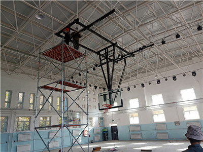 新疆安装悬空电动篮球架进行中